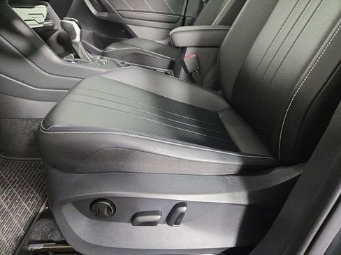 Used 2024 Volkswagen Tiguan SE w/ Panoramic Sunroof Package FWD image 33