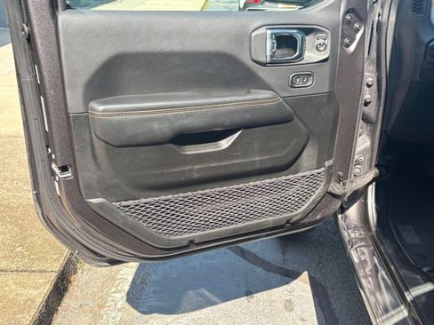 Used 2025 Jeep Wrangler Unlimited Sahara AWD/4WD image 18