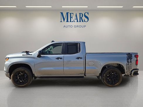 Used 2025 Chevrolet Silverado 1500 Custom image 2