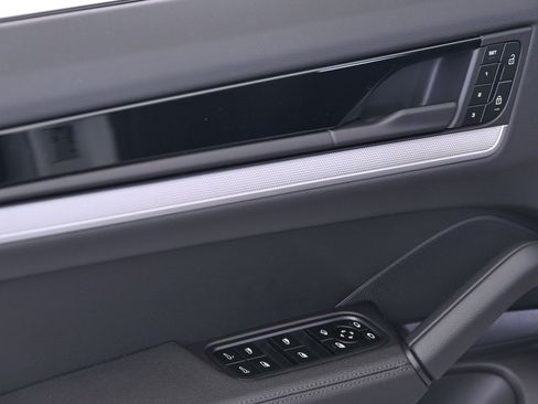 Certified 2025 Porsche Cayenne image 36