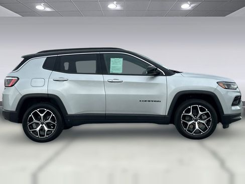 Used 2025 Jeep Compass Limited AWD/4WD image 8