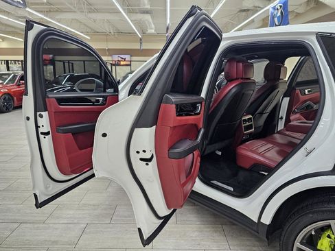 Used 2020 Porsche Cayenne E-Hybrid image 17