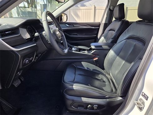 Used 2023 Jeep Grand Cherokee Limited w/ Black Appearance Package image 15