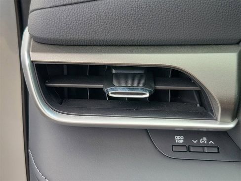 Used 2023 Toyota Highlander LE image 33