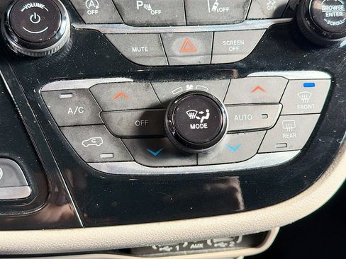 Used 2023 Chrysler Pacifica Touring-L image 15