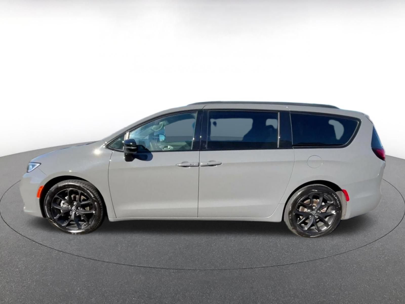 Used 2025 Chrysler Pacifica Limited FWD image 8