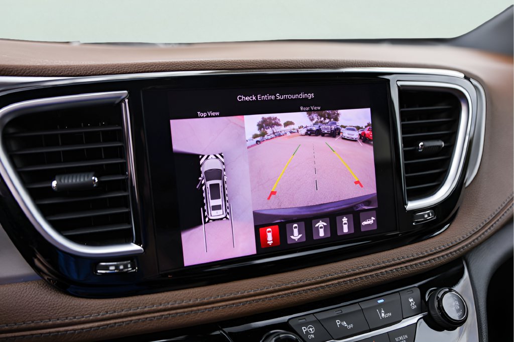 Used 2021 Chrysler Pacifica Limited w/ Uconnect Theater Family Group FWD image 19