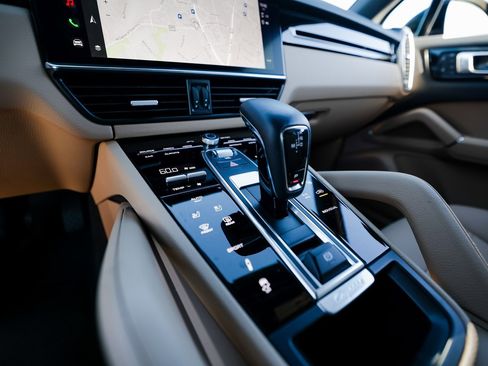 Certified 2023 Porsche Cayenne Platinum Edition image 20