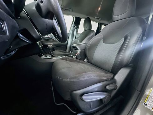 Used 2019 Jeep Cherokee Latitude w/ Popular Appearance Group FWD image 13