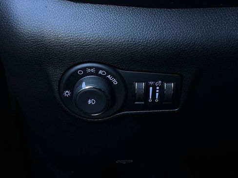 Used 2025 Jeep Compass Limited image 22