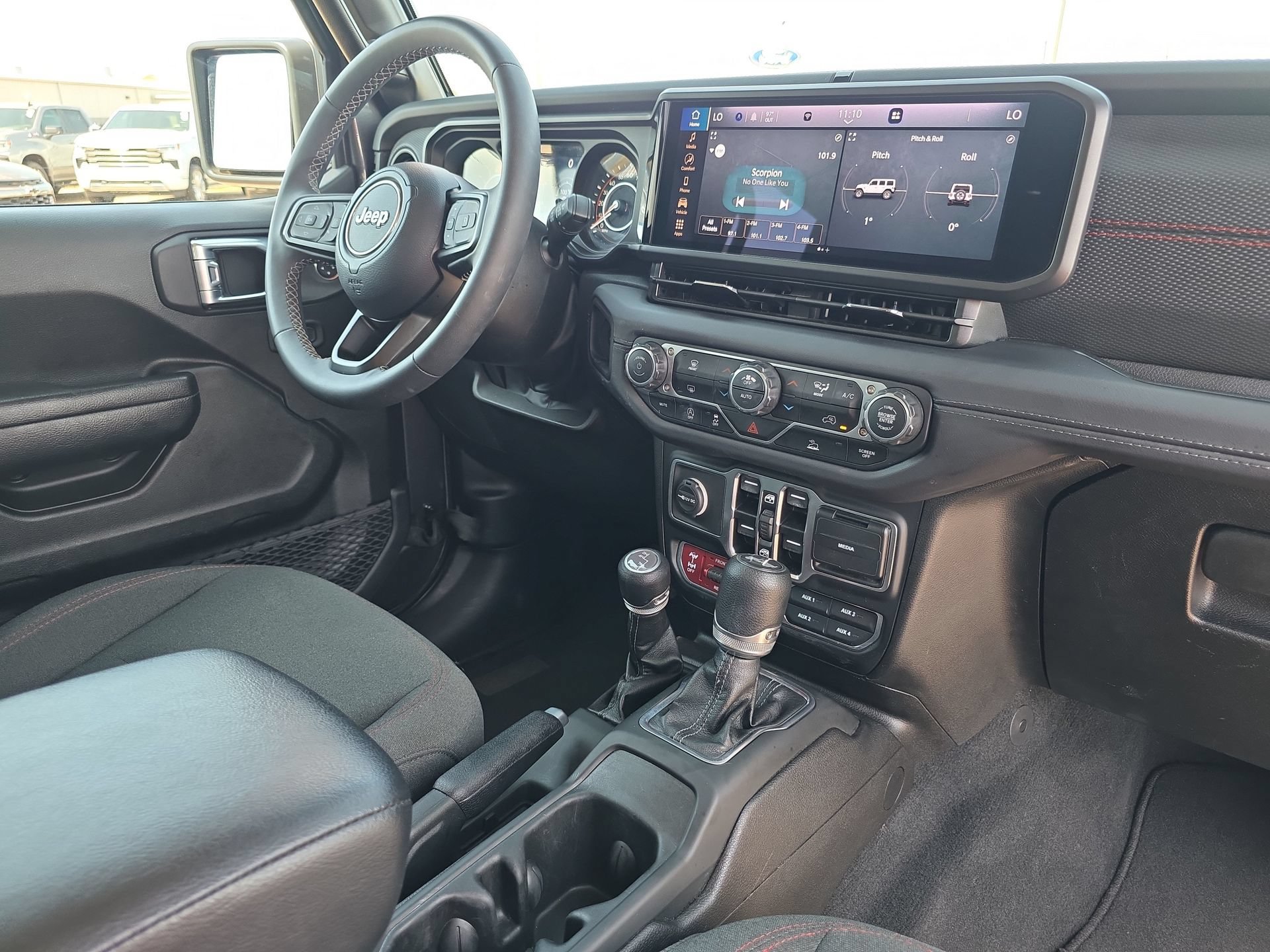 Used 2025 Jeep Wrangler Unlimited Rubicon AWD/4WD image 16