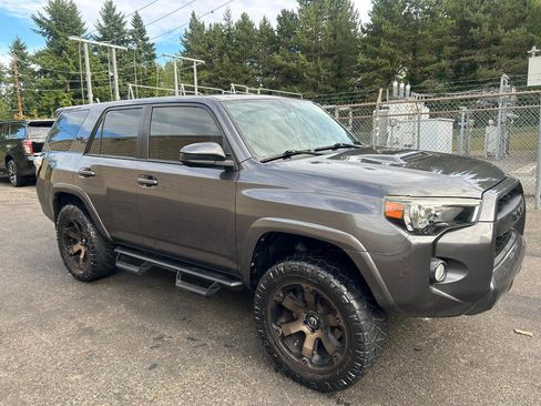 Used 2018 Toyota 4Runner TRD Off-Road AWD/4WD image 3