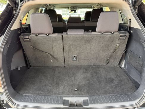 Used 2025 Toyota Highlander LE FWD image 28