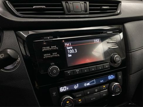 Used 2017 Nissan Rogue SV AWD/4WD image 28