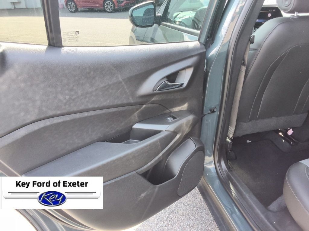 Used 2025 Chevrolet Trax LT FWD image 14