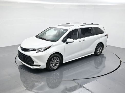 Used 2022 Toyota Sienna XLE image 39