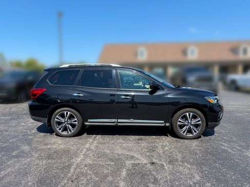 Used 2017 Nissan Pathfinder Platinum w/ Family Entertainment Package AWD/4WD image 10