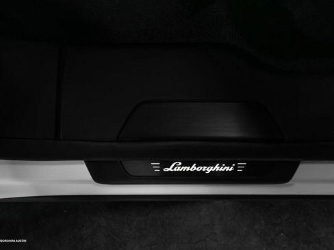 Used 2025 Lamborghini Urus SE image 43