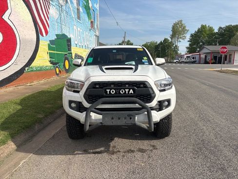 Used 2017 Toyota Tacoma TRD Sport image 9