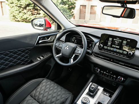 New 2025 Mitsubishi Outlander SEL image 14