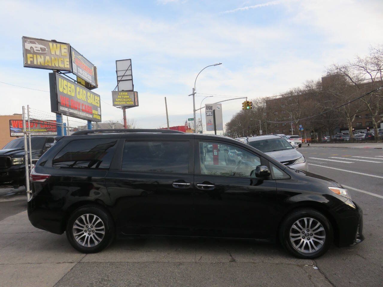 Used 2019 Toyota Sienna XLE FWD image 9