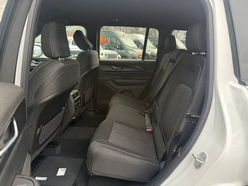 New 2025 Jeep Grand Cherokee Laredo w/ Luxury Tech Group I image 15