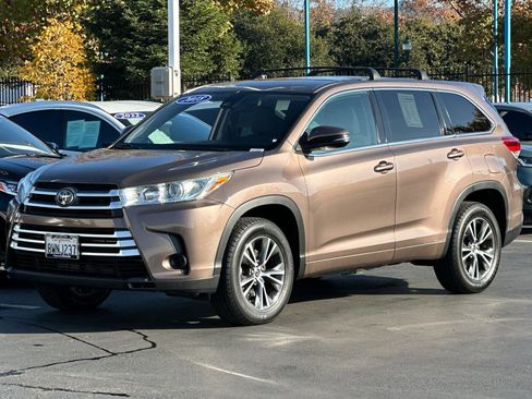 Used 2018 Toyota Highlander LE w/ Carpet Mat Package (TMS) image 7