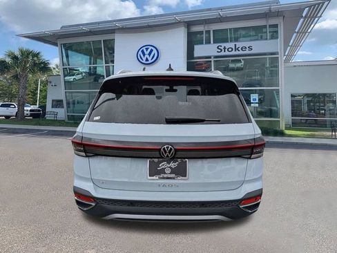 New 2026 Volkswagen Taos SE FWD image 5