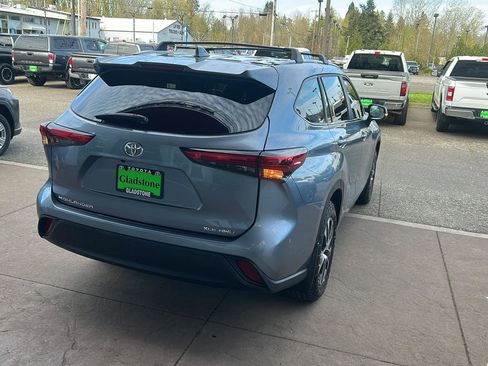 Used 2023 Toyota Highlander XLE image 5