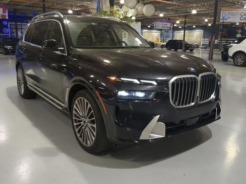 Used 2024 BMW X7 xDrive40i w/ Premium Package AWD/4WD image 5