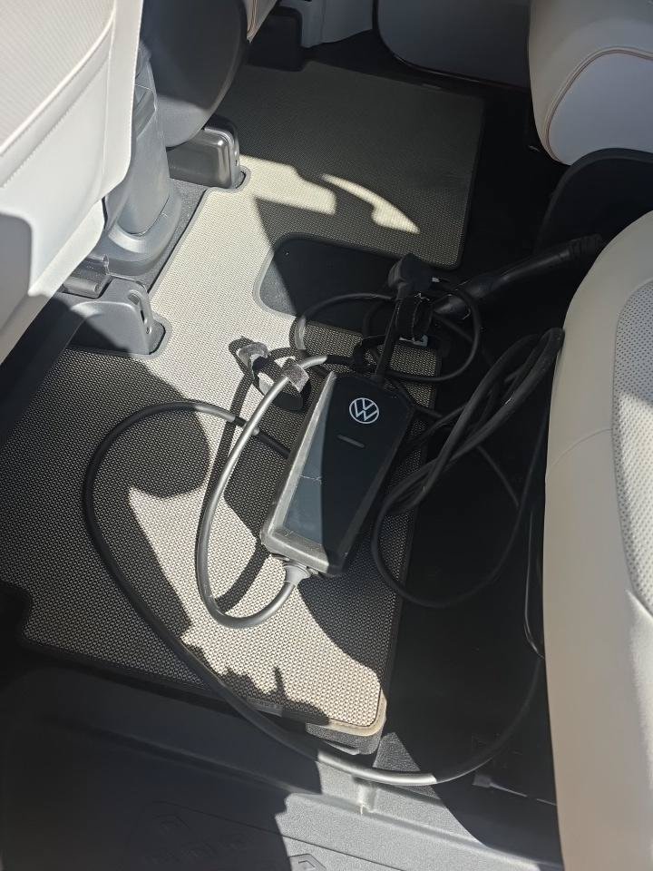 Used 2025 Volkswagen ID. Buzz 1st Edition AWD/4WD image 12