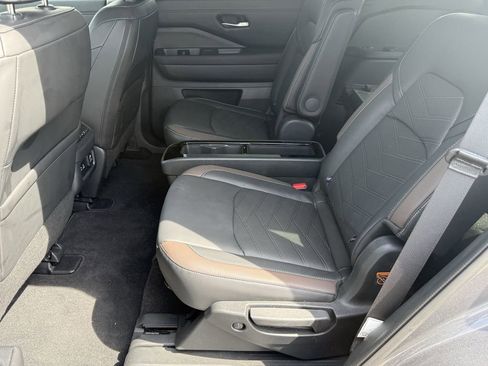 Used 2025 Nissan Pathfinder Platinum FWD image 24