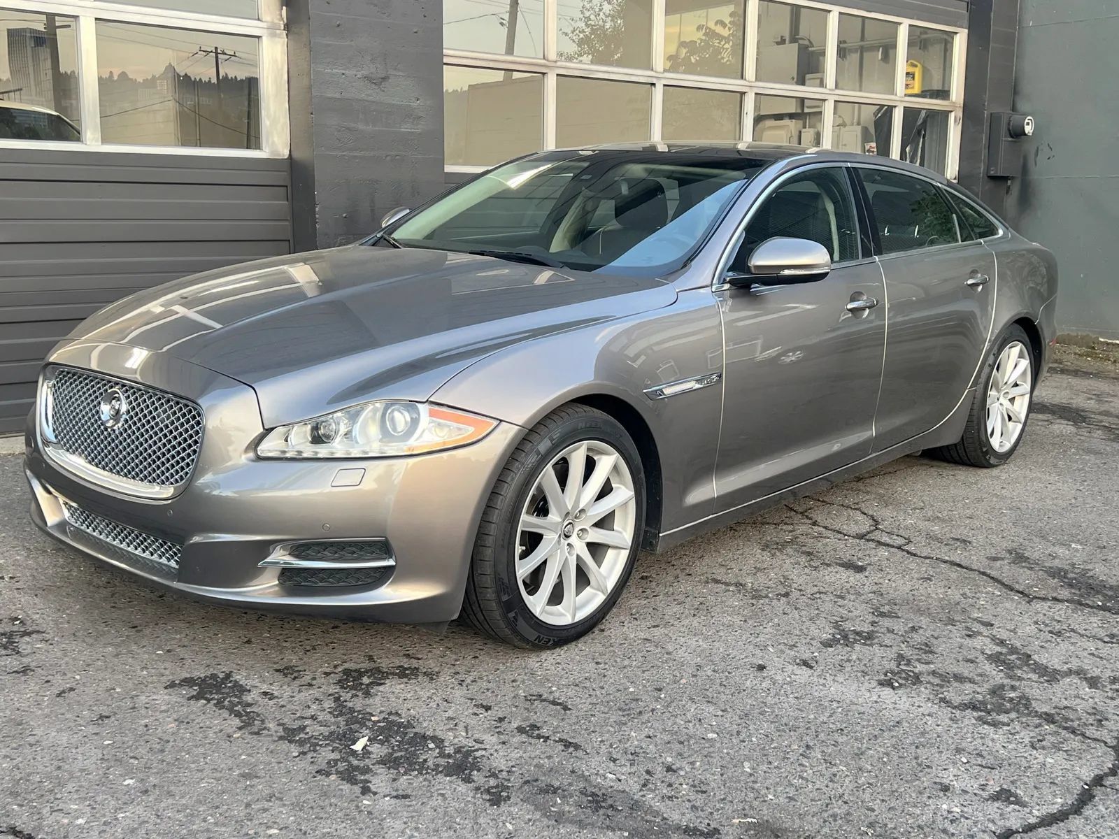 Used 2011 Jaguar XJ L RWD image 1