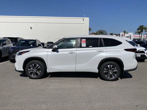 Certified 2026 Toyota Highlander XLE AWD/4WD image 2