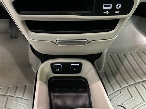 Used 2018 Chrysler Pacifica Limited FWD image 17