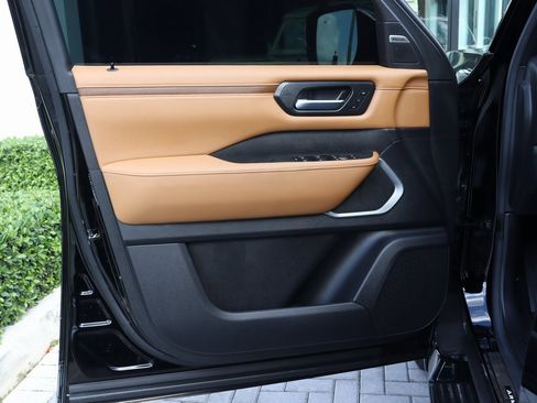 Used 2025 Nissan Armada Platinum Reserve image 13