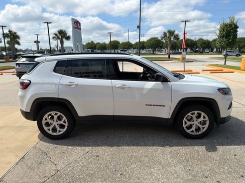 Used 2024 Jeep Compass Latitude AWD/4WD image 10