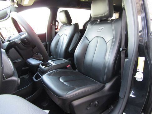 Used 2024 Chrysler Pacifica Select image 23