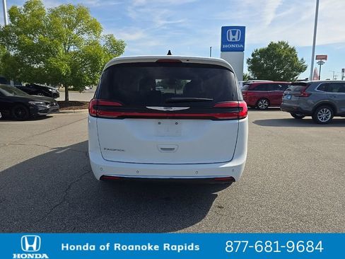 Used 2023 Chrysler Pacifica Touring-L FWD image 4