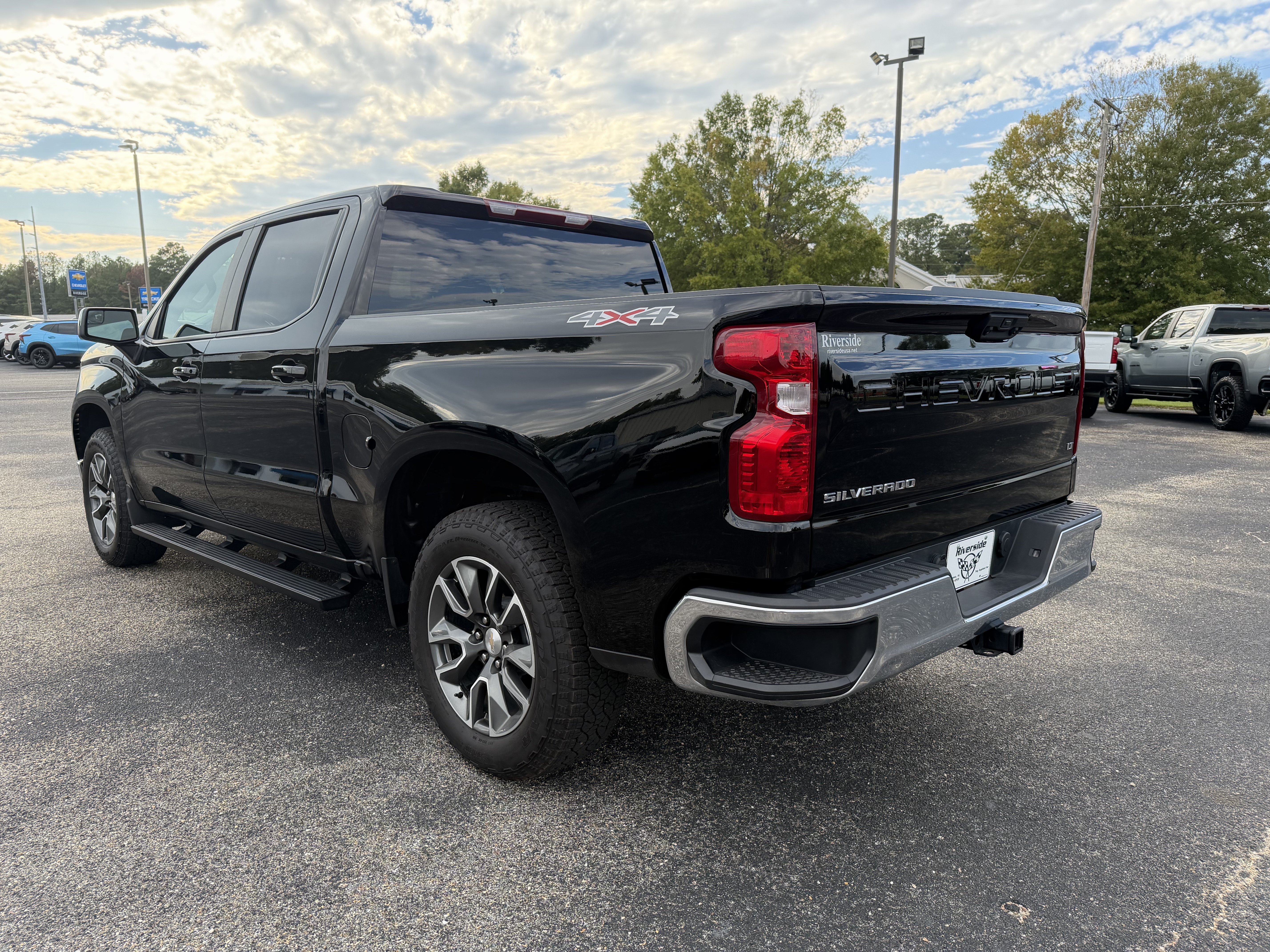 Used 2025 Chevrolet Silverado 1500 LT AWD/4WD image 4