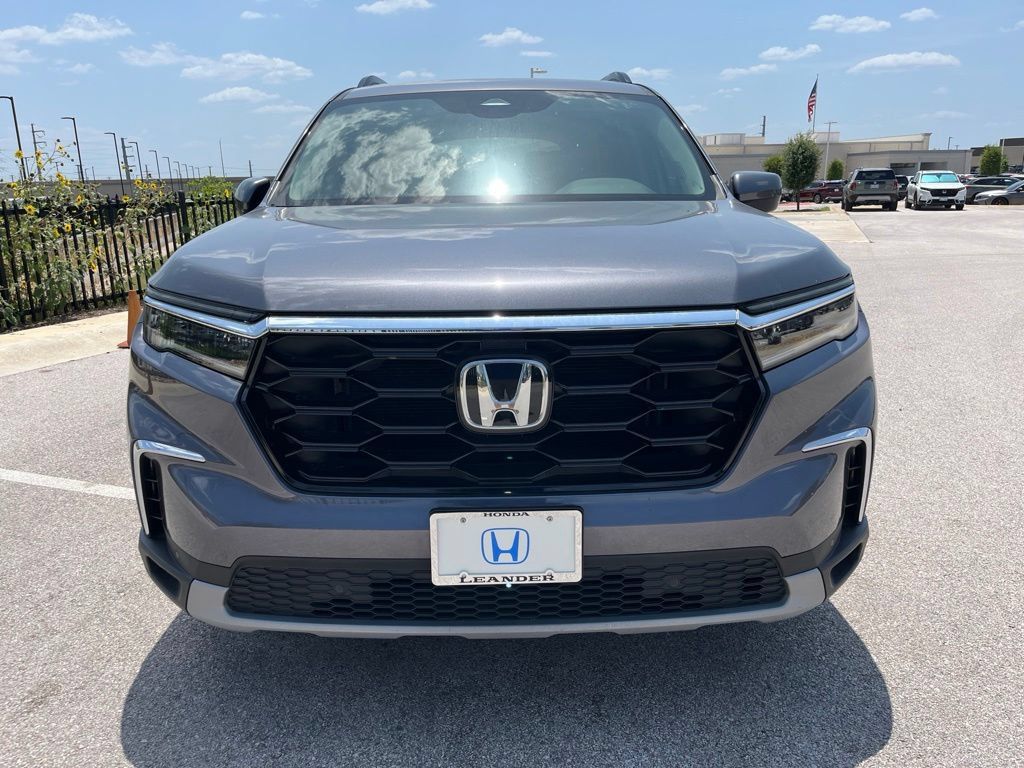 Used 2025 Honda Pilot Touring image 2