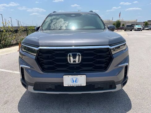 Used 2025 Honda Pilot Touring image 2