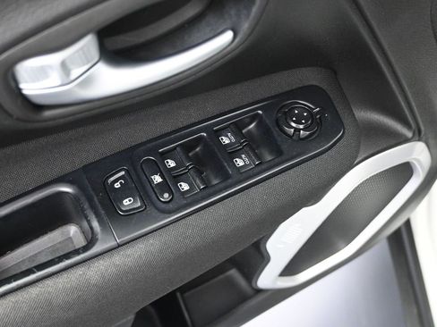 Used 2020 Jeep Renegade Latitude w/ Cold Weather Group image 11