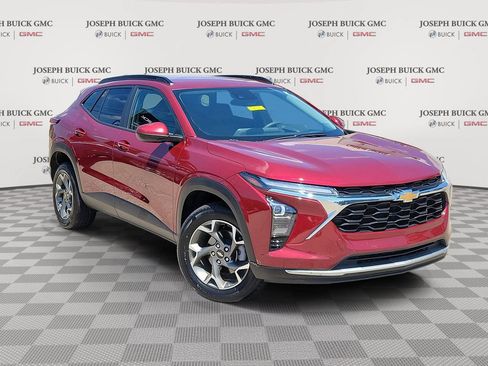 Used 2025 Chevrolet Trax LT FWD image 1