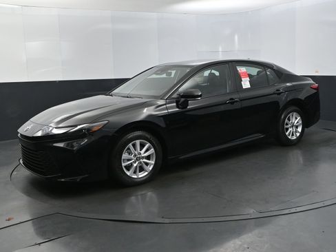 Used 2025 Toyota Camry LE image 1