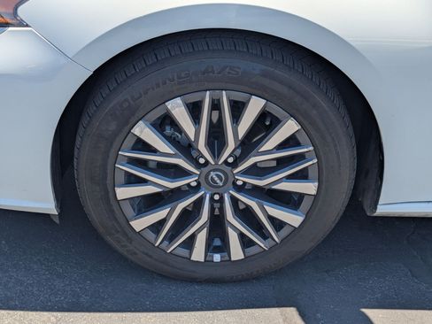 Used 2025 Nissan Altima 2.5 SV FWD image 14