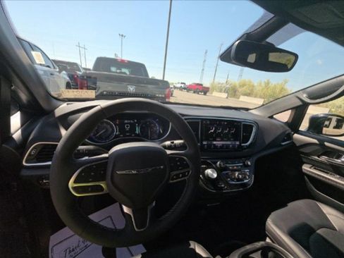 Used 2025 Chrysler Pacifica Select FWD image 6