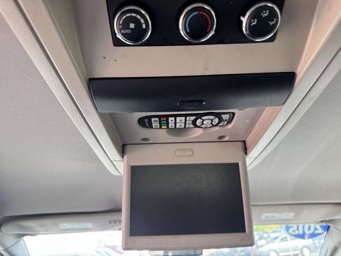 Used 2015 Chrysler Town & Country Touring w/ Driver Convenience Group image 8