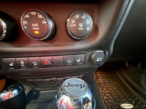 Used 2017 Jeep Wrangler Unlimited Sahara w/ Dual Top Group AWD/4WD image 31