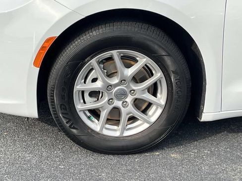 Used 2024 Chrysler Pacifica Touring-L FWD image 11